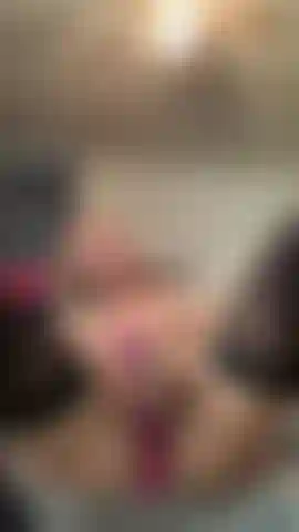 Jouant avec 2 jouets amusants.