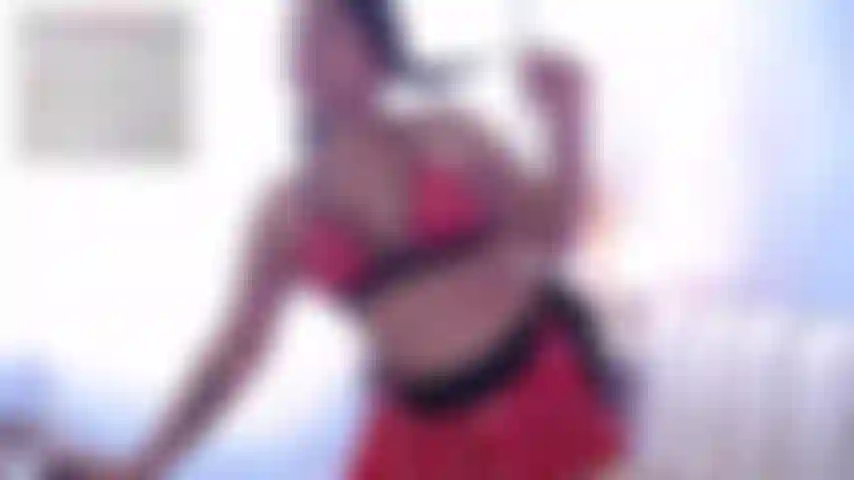 Striptease avec une touche d'originalité, mes gros seins sont les stars de cette danse sauvage et nue !