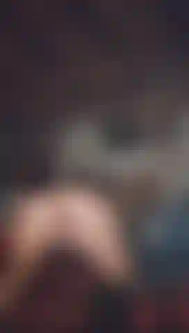 Penchée en avant à jouer avec cette chatte serrée et rapide.