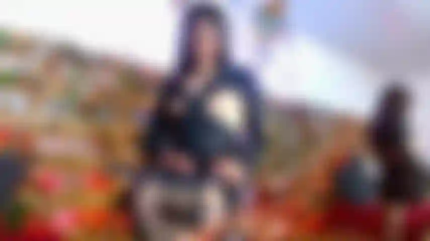 just a seductive girl who love to suck you so good see my piercied nipples and pussy naked in dooggy