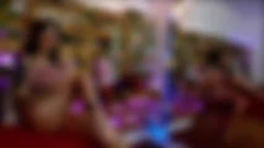 My legs shine, your imagination burns... do you want to see up close?