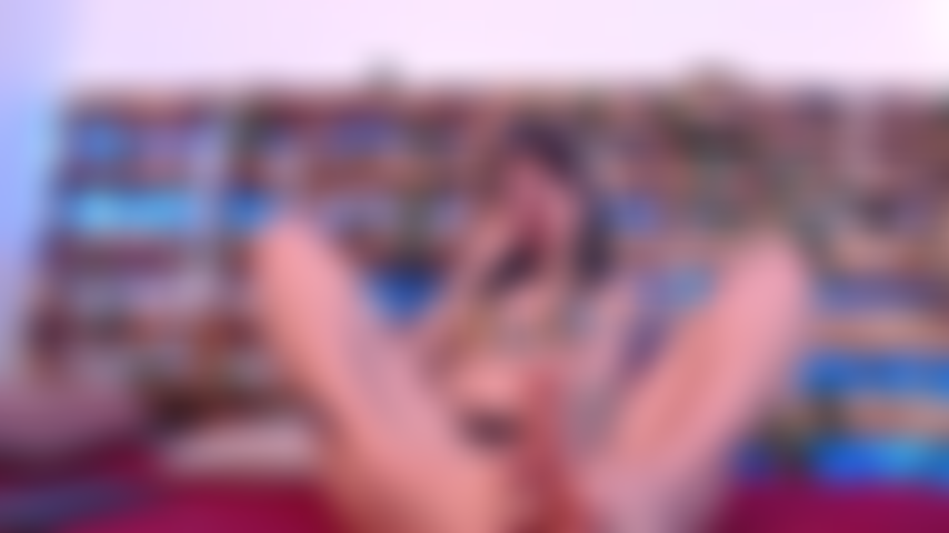 Une fille sexy taquine avec ses beaux pieds et son jouet.