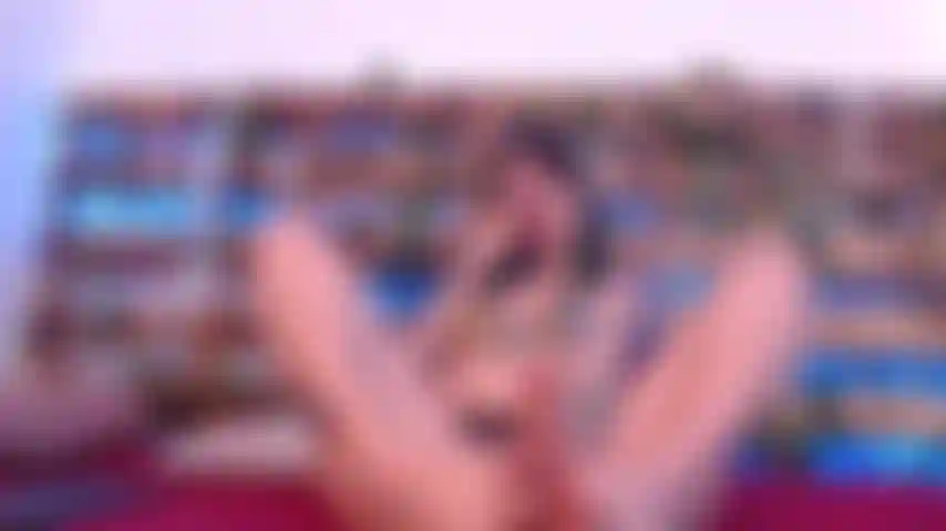 Une fille sexy taquine avec ses beaux pieds et son jouet.