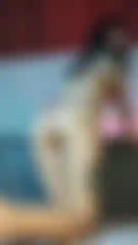 Une latina sexy en lingerie rouge qui lui donne une fessée et montre ses pieds doux.