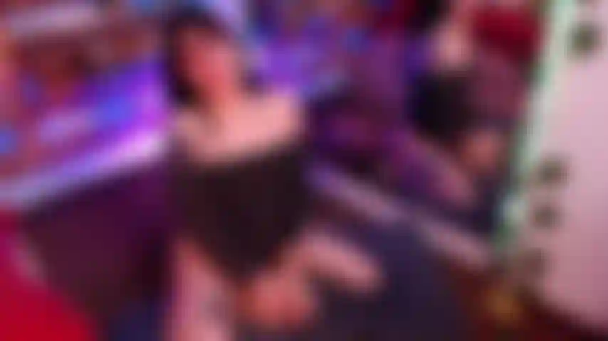 Une latina excitée qui frotte un oreiller en robe avec des gémissements et des jambes sexy.