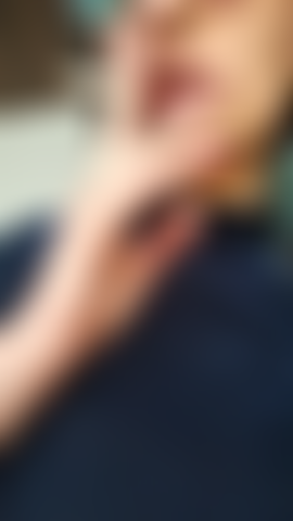 Une latina sexy qui fume, lèche les lèvres et souffle des cercles de fumée, envoie des bisous.