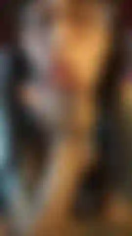 Une fille sexy en robe moulante, des bas résille, qui se tape le cul et montre ses pieds.