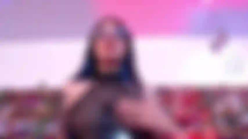 Aimes-tu me regarder jouer avec mes seins ?