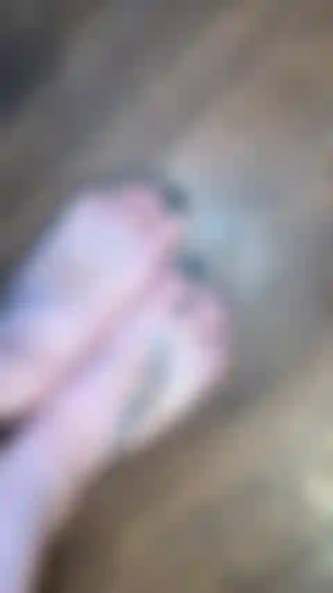 Des ongles verts frais et un pédicure.