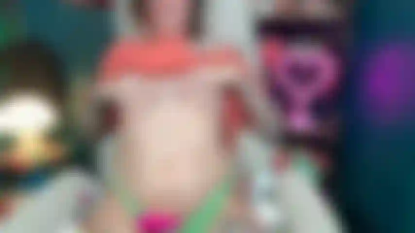 J'aime être regardée pendant que je joue avec moi-même et que je dis des cochonneries jusqu'à ce que je jouisse.