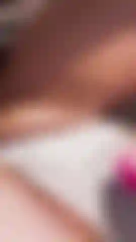 De près et éjacule.