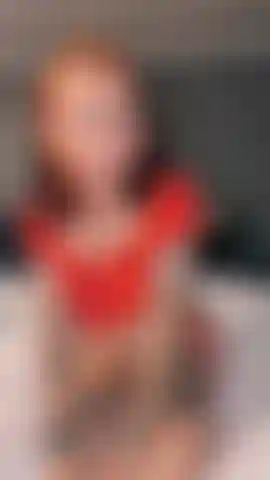 Un petit strip tease donc, jouant avec une vibe de dos penché en avant !