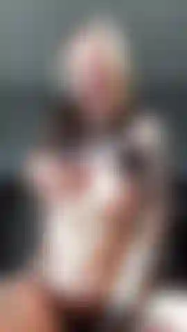 Je joue aux seins, je chevauche un gode, je parle grossièrement et je m'allonge en profondeur.