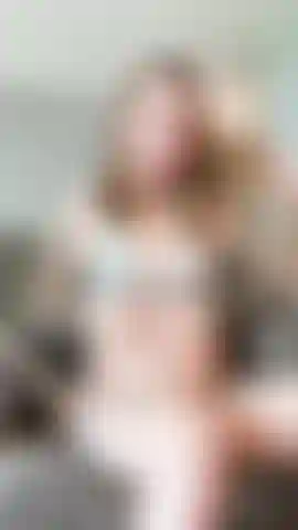 Je me frappe le cul et je te supplie de jouir jusqu'à ce que je jouisse.