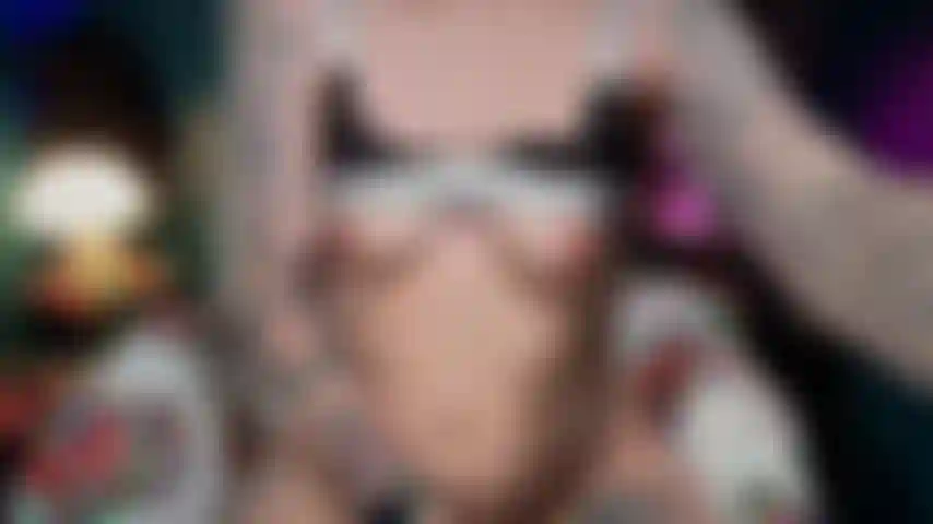 Je chevauche et je suce jusqu'à ce que je jouisse.