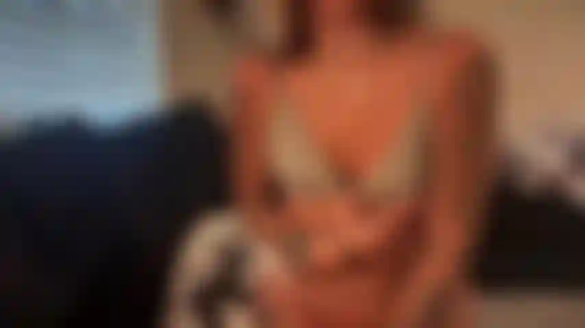 Je joue avec mes seins et je mange ma chatte.