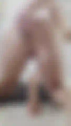 En train d'enfoncer un gros plug dans mon petit cul serré en pov 🍑.