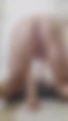 Action coquine en double pénétration✨ mon plug rose dans mon cul, et mon gode préféré qui écarte ma chatte serrée en pov !