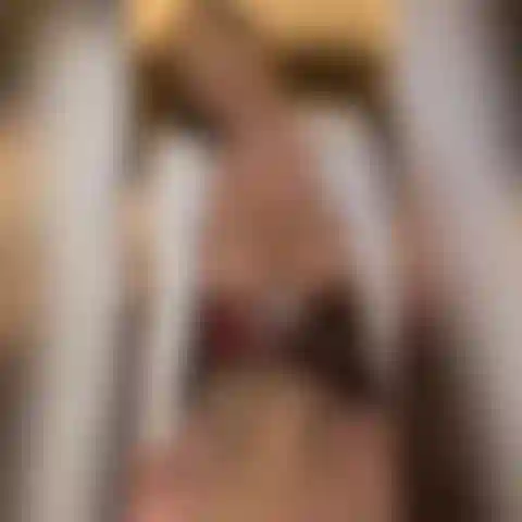 Tenue d'écolière chevauchant et tarte à la crème.