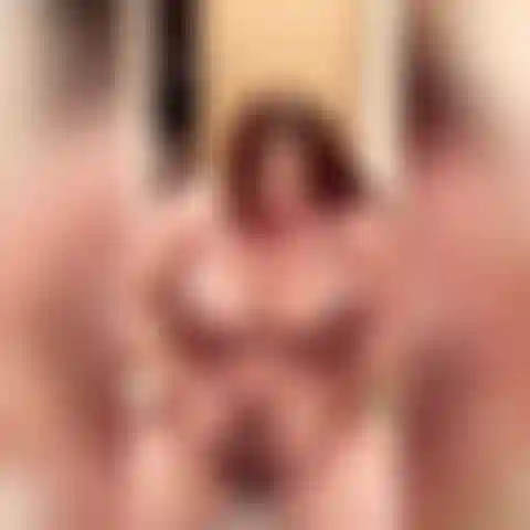 Spitty, suceuse de bite bâclée avec soin du visage.