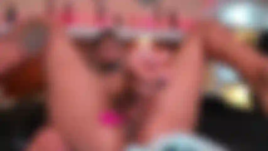 Une énorme giclée pour ta sale bouche.