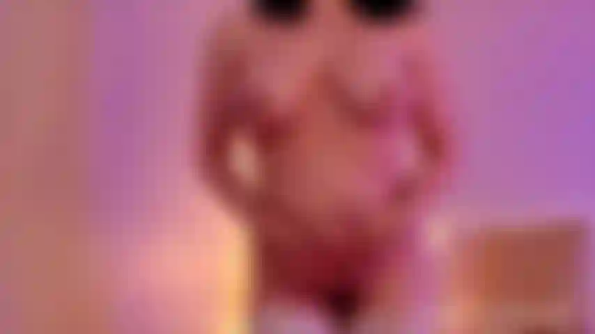 Je me doigte et je jouis dans des résilles blanches.