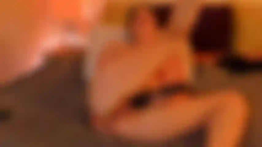 Me doigte le cul tout en utilisant un spectacle enregistré avec un vibromasseur.