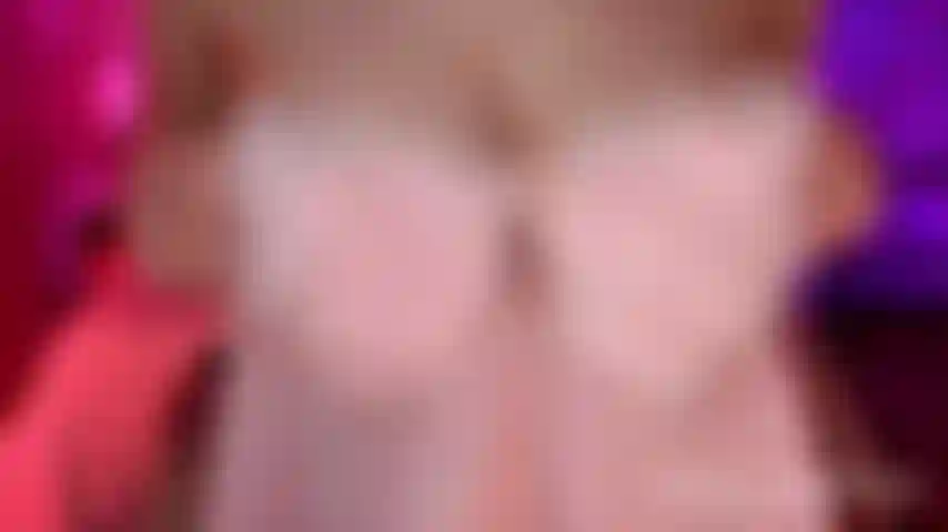 Spectacle de jouets en verre avec spectacle enregistré en costume de fembot.