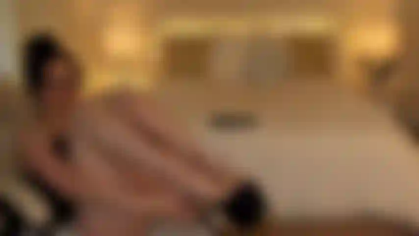 Émission enregistrée avec de longues jambes et des talons hauts.