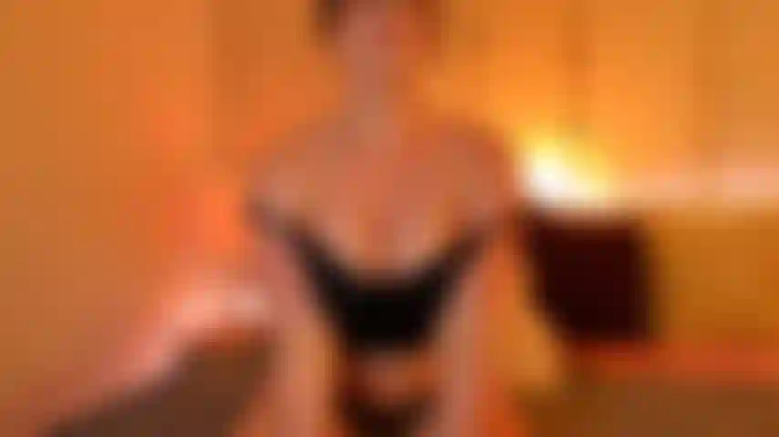 Émission enregistrée de baise sensuelle avec une chatte avec un gode.