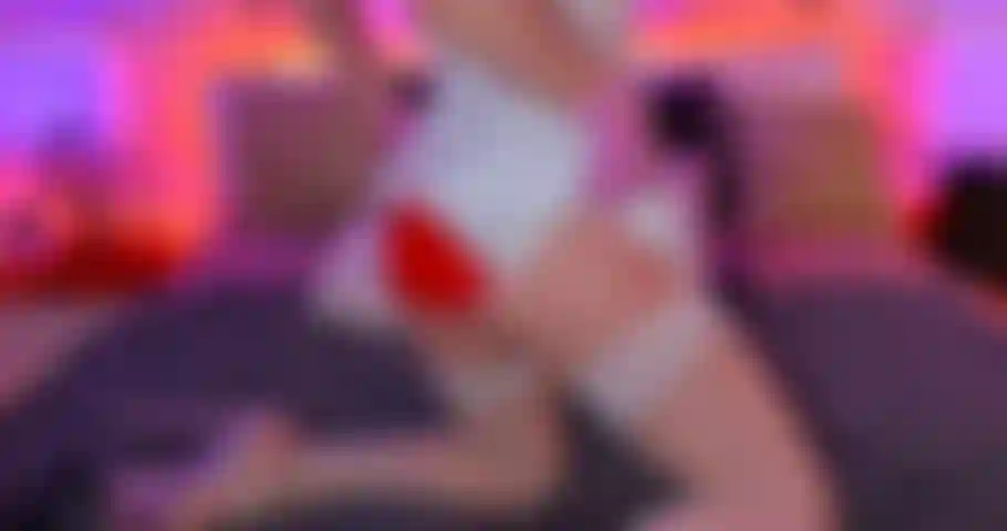 Une infirmière coquine avec des talons et un gros gode show enregistré.