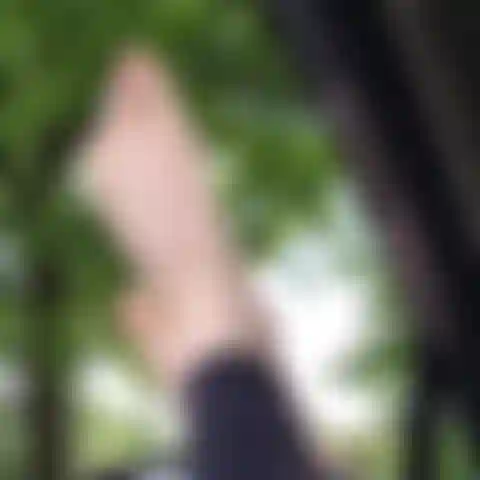 Pieds nus et ongles naturels avec travail des pieds.