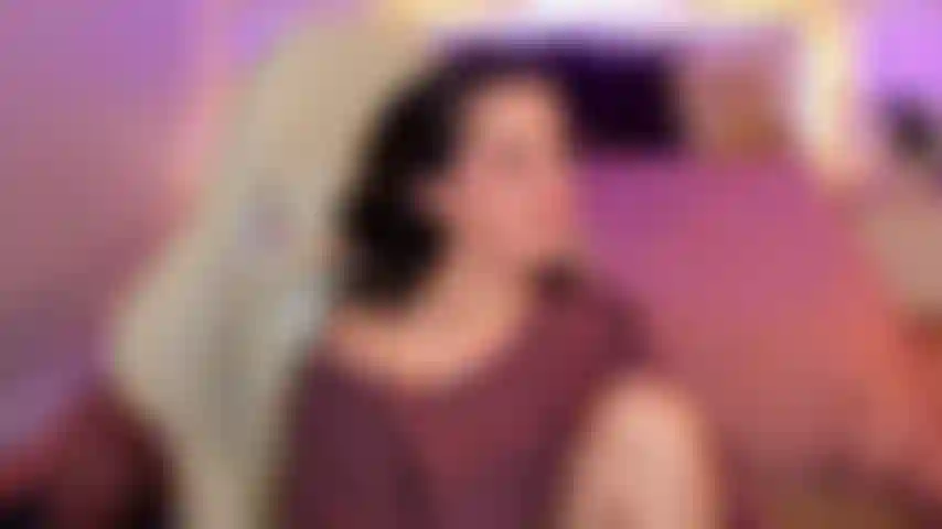 Masturbation avec doigté et vibrateur dans une émission enregistrée sur chaise.