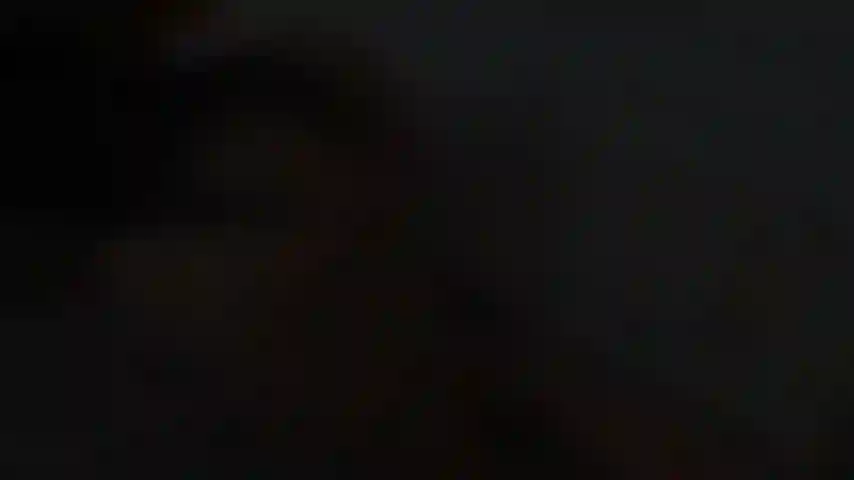 Je chevauche ta grosse bite tout en faisant rebondir mes seins.