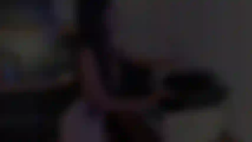 Je joue avec mes gros seins dans mon bureau.