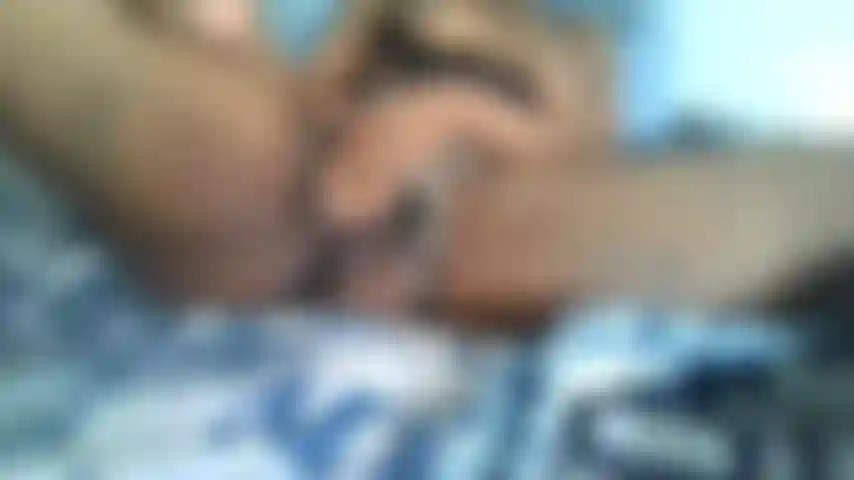 Je me suis sentie excitée alors j'ai joué avec ma chatte.