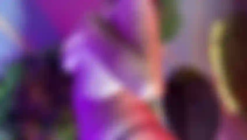 Imbibée d'huile corporelle chaude.