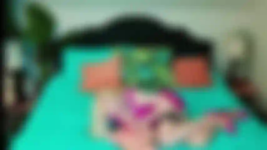 Je chevauche et je me branle sur mes seins.