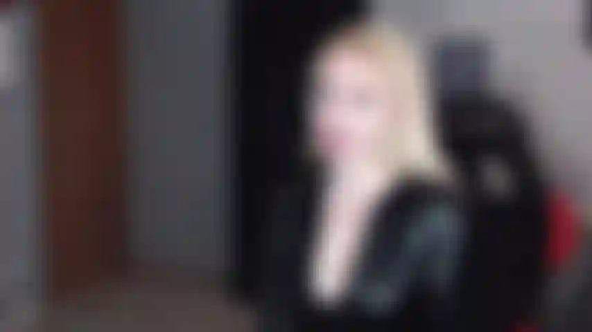 Alexa utilise un strapon dans cette vidéo personnalisée de salope de poule mouillée faite pour sean avec beaucoup de propos cochons sur le fait de le baiser dans le cul et de le rôtir à la broche ! Portant une combinaison et des bottes en pvc !