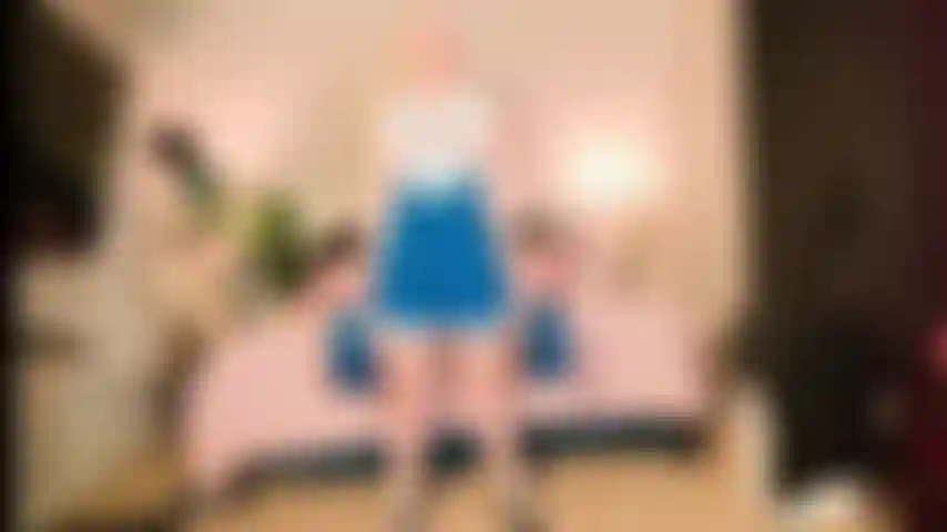 Je m'entraîne aux coups de pied en tant que pom-pom girl (non nue).