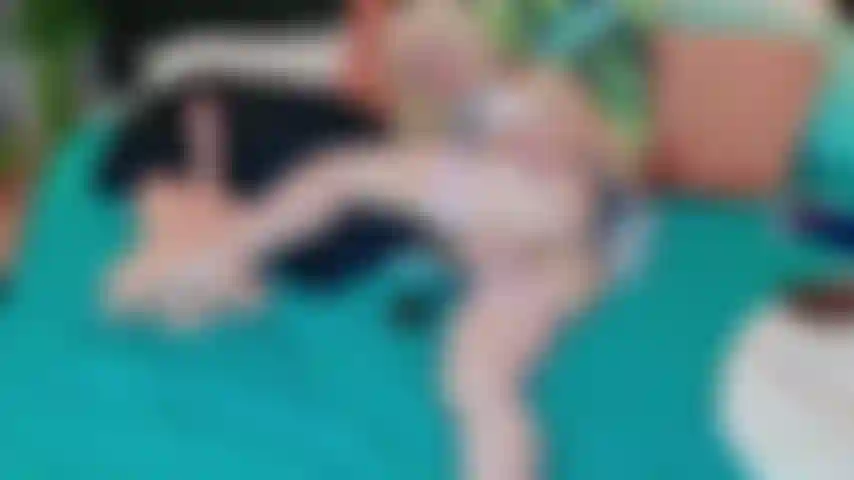 En uniforme scolaire, je regarde du porno et je baise à côté.