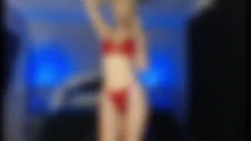 Spectacle d'or, lingerie rouge, bas noirs transparents, équitation.