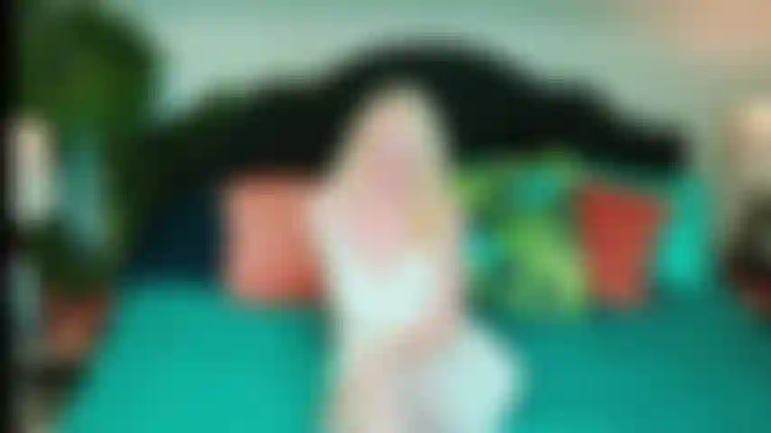 Une jolie blonde baise son mari avec la bbc.