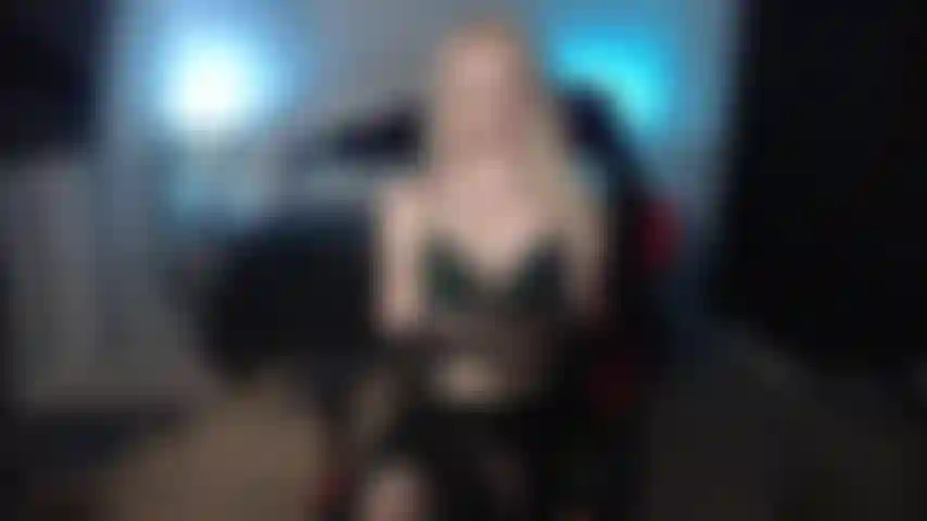 Des gants transparents, une branlette, un gode, une éjaculation et une éjaculation.