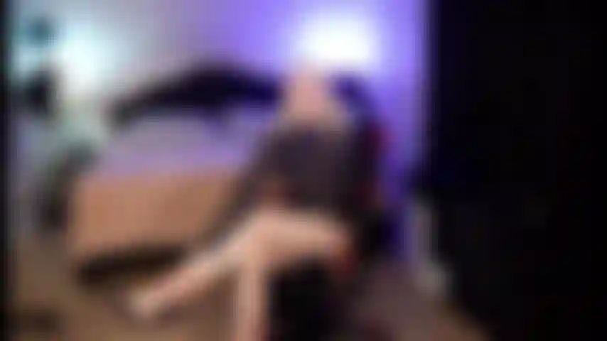 Sissy s'entraîne avec démonstration anale.