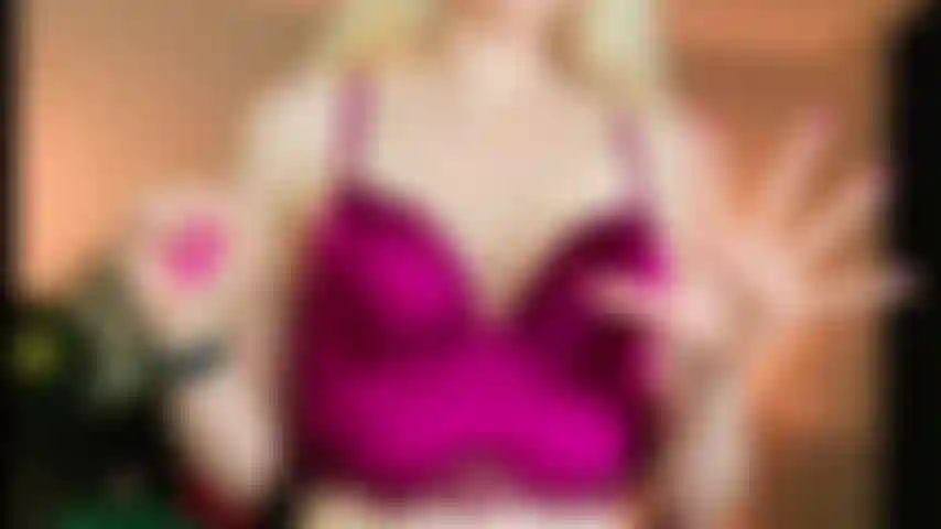 Fétichiste des mains - doigt écarté, non nue.