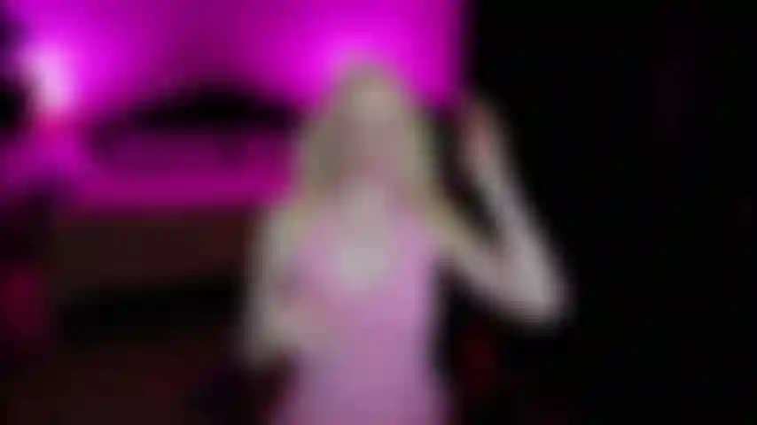 Une jolie fille avec des nattes utilise un strapon sur toi.