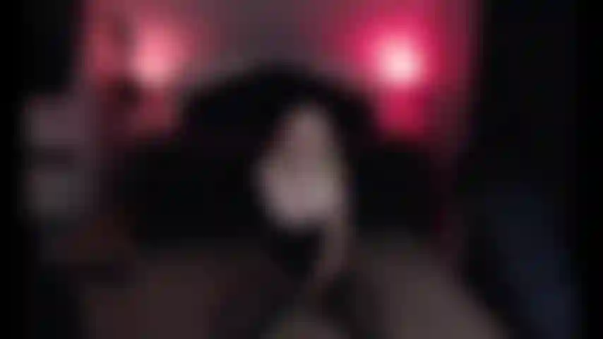 Équitation et meulage en corset de cuir.