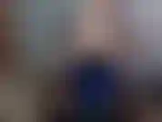 Alexa porte de longs gants bleus brillants et des bas noirs en pvc et est vraiment excitée et utilise sa baguette et son gode pour jouir dans ce jeu de rôle solo !