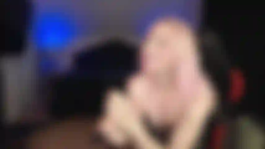 Montre sph puis baise une colocataire à grosse bite.